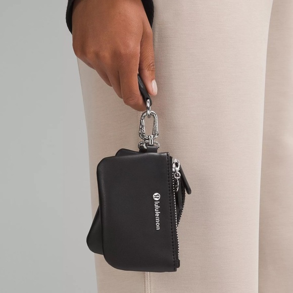 24🆕🌵 Lululemon Dual Pouch Wristlet Cactus Leather Alternative - Black Silver - Picture 1 of 6
